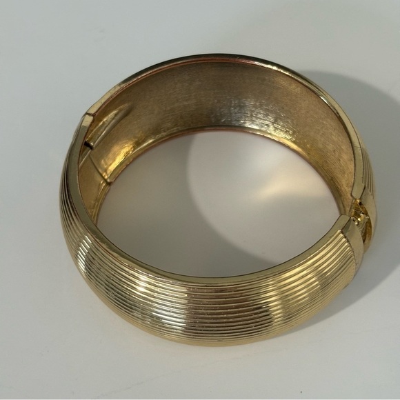 Vintage gold tone unsigned clamper bracelet - Picture 10 of 10